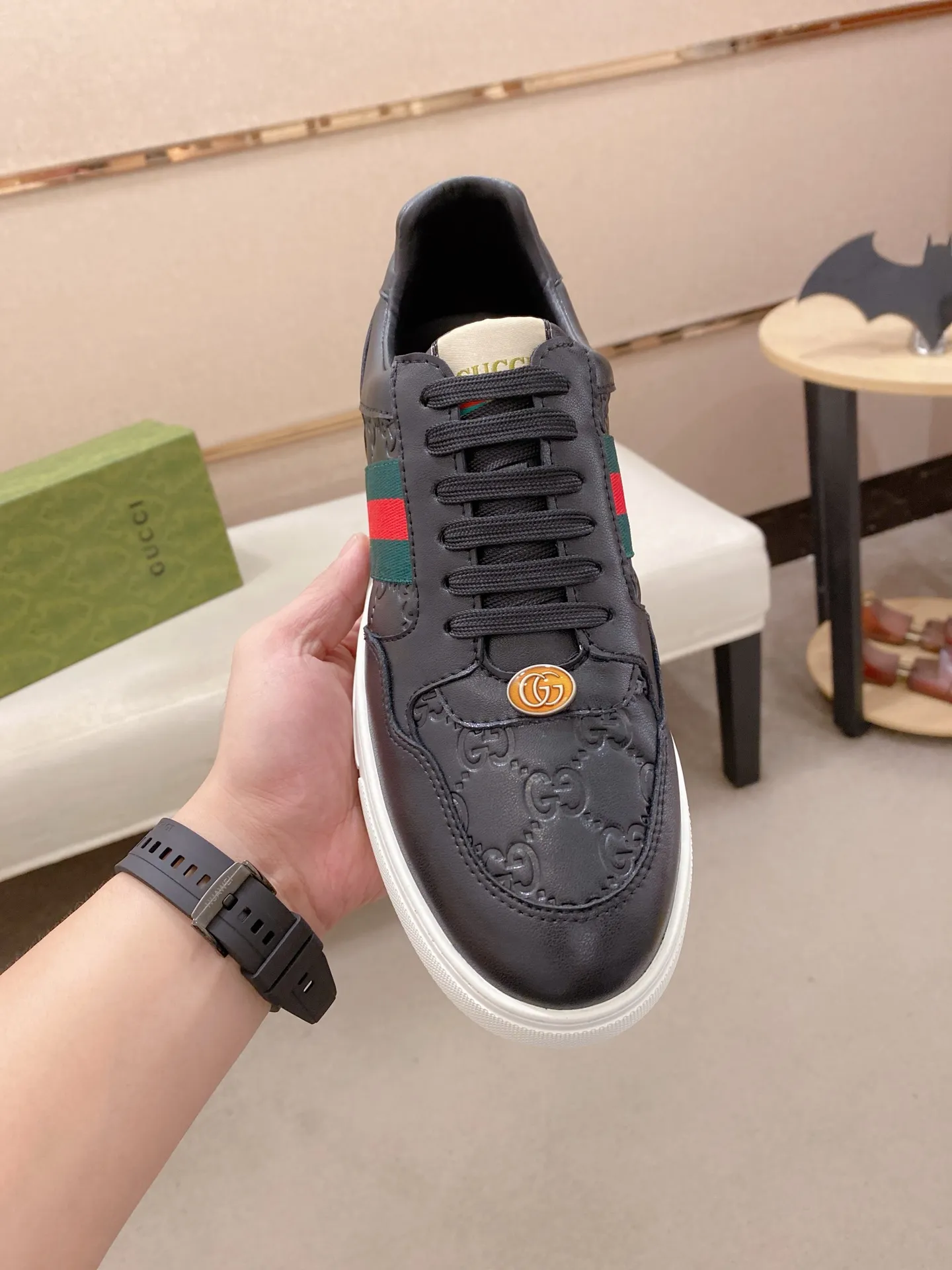 Factory price: 420💰 (GUCCI) The latest model from the official website 🎁🎁Casual and fashionable men's shoes👟, hot style 💥The version is simple and elegant, exclusive for trendy men. Unique official website latest brand elements 👑Gucci original decoration, fashionable and generous, the fabric is original cowhide ✅sheepskin lining, the official website specifies wear-resistant casual outsole, the classic model is taken in kind at the counter🎬38-44 (45 is not returned or exchanged)